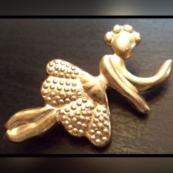 Elegant Gold Brooch - Picture 1 of 3